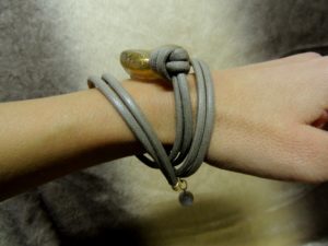 Bracciale-collana con pepita oro - vista laterale