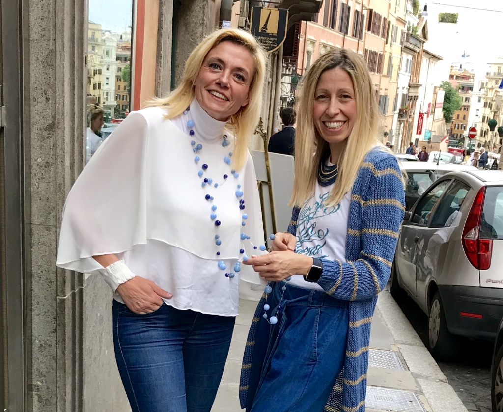 Sabrina indossa una Collana palline sospese nei toni dell'azzurro 44) Jeans sfumato