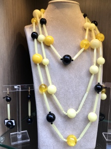 "Girocollo sfere e cilindretti" "Collana sfere e cilindretti" e "Orecchini due sfere e cilindretti"  Tutto della collezione "Yellow Temptation" in giallo e nero.