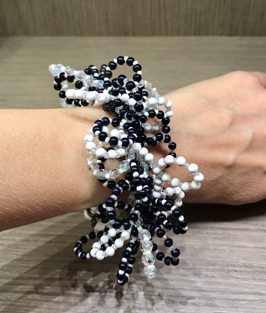 Bracciale cappioline cristallo e plexiglas   51b) Bianco/Blu Navy con Cristallo Iridescente