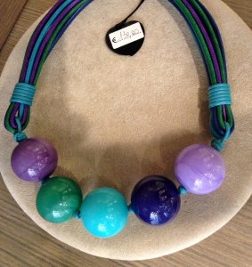 Collana con 5 maxi boulle in plexiglas  67) Smeraldo/Turchese/Blu royal/ Viola